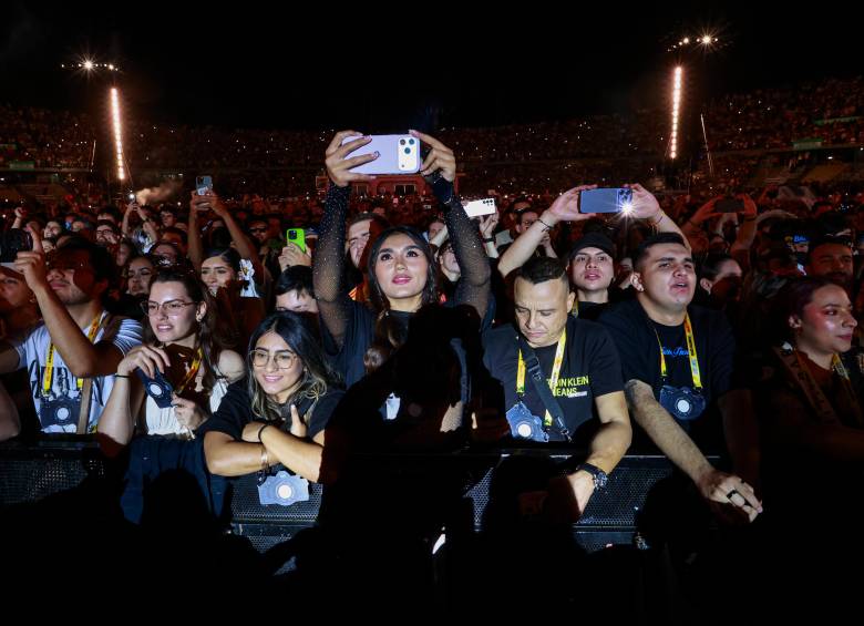 La gente siempre atentos, disfrutando de un show inolvidable. Foto: Manuel Saldarriaga Quintero.