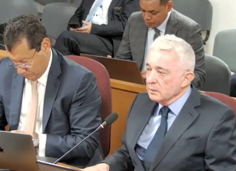 El expresidente Álvaro Uribe en juicio por soborno a testigos. Foto: captura de video