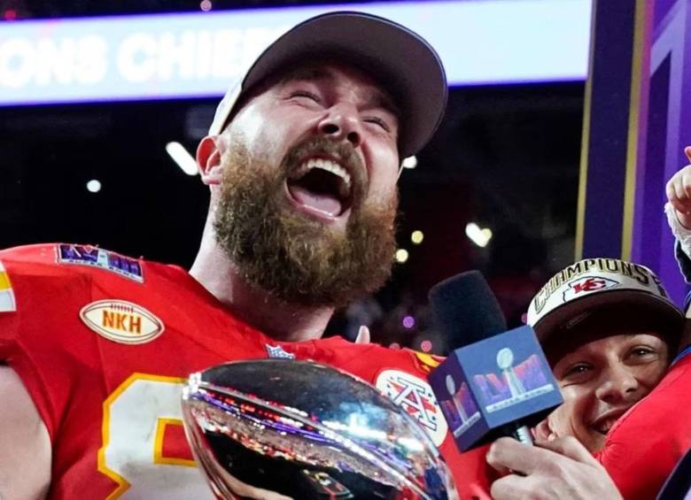 Travis Kelce de los Kansas City Chiefs, conquistó su tercer Super Bowl de la NFL. FOTO: AFP