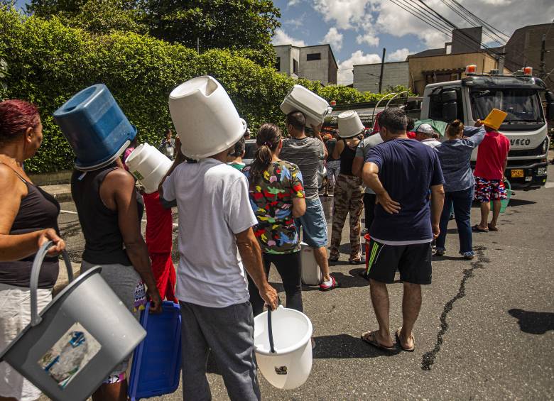 Imagen de referencia de una entrega de agua durante un corte del sistema de acueducto de EPM. Foto: EL COLOMBIANO