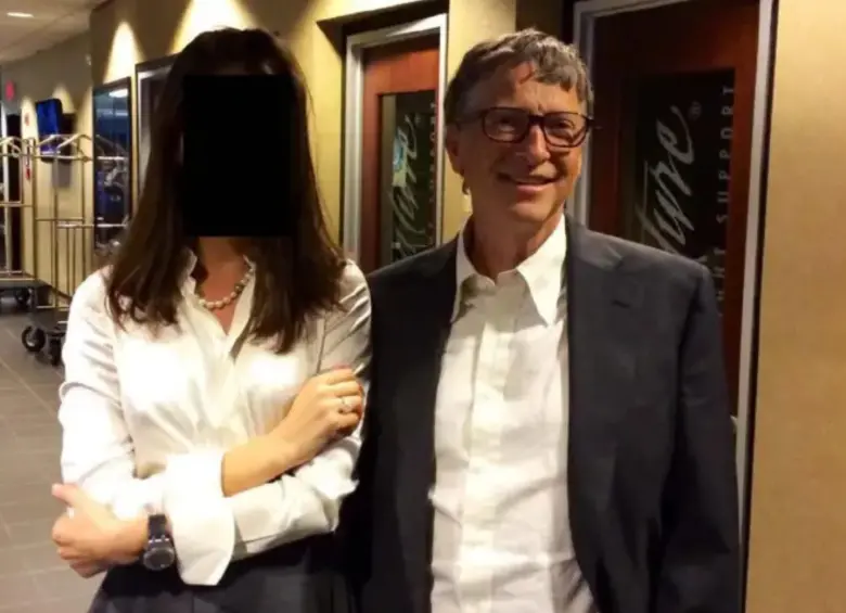 Bill Gates junto a una mujer. FOTO: Autoridades de Estados Unidos