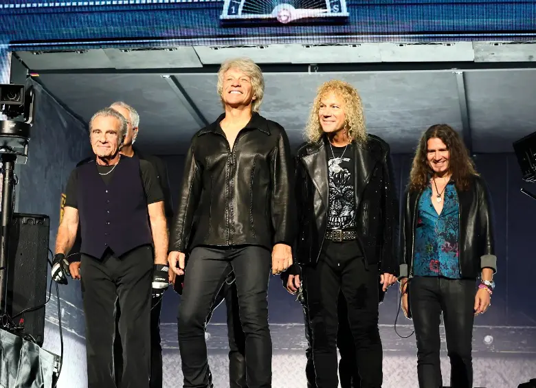 De izquierda a derecha: Tico Torres, Jon Bon Jovi, David Bryan y Phil X saliendo al escenario en el primer concierto de esta gira que también llegará a Inglaterra con solo 5 fechas. De ahi en adelante nada se sabe. FOTO Getty