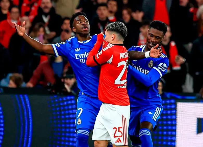 Este fue el momento en el que el argentino Gianluca Prestianni presuntamente insultó a Vinícius Jr. en el duelo entre Benfica y Real Madrid. FOTO: GETTY