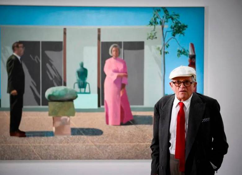 David Hockney murió a los 88 años. Aquí con una de sus pinturas Fred y Marcia Weisman, expuesta en París. FOTO AFP