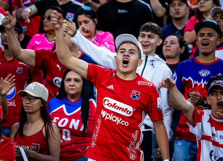 Los hinchas del Medellín silbaron a los jugadores durante los últimos minutos del partido y pidieron la salida de todos. FOTO: Carlos Velásquez