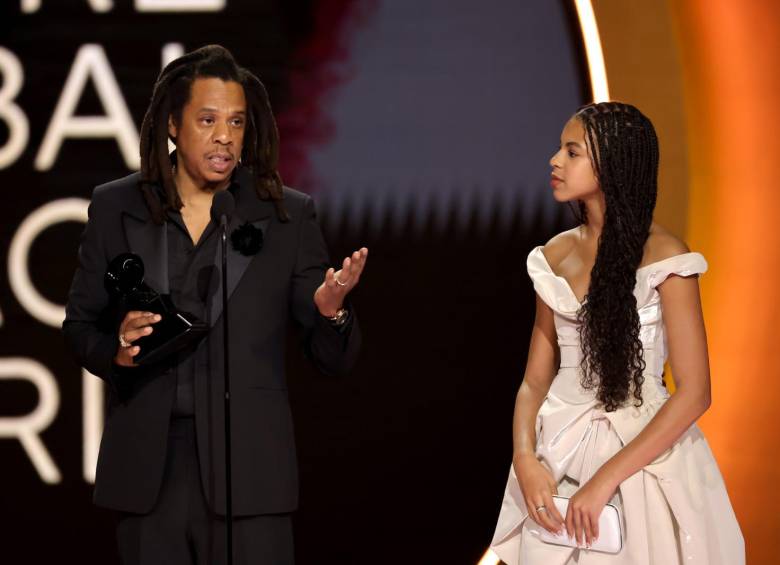 El artista recibió el Dr. Dre Global Impact Award y en su discurso se despachó contra los Grammy; en el escenario estuvo acompañado de su hija Blue Ivy Carter. Foto: Getty