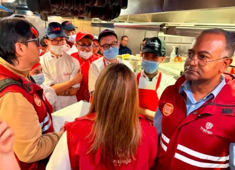 Funcionarios del Ministerio del Trabajo inspeccionando la cocina de uno de los restaurantes de Andrés Carne de Res. FOTO: Ministerio del Trabajo