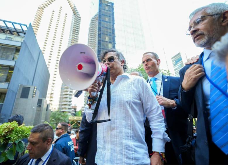 El presidente Gustavo Petro en las calles de Nueva York, Estados Unidos, dando el discurso en el que incitó a que las tropas gringas desobedecieran a Donald Trump. Estas palabras le costaron su visa e impulsaron su inclusión en la lista Clinton. Foto: Presidencia.