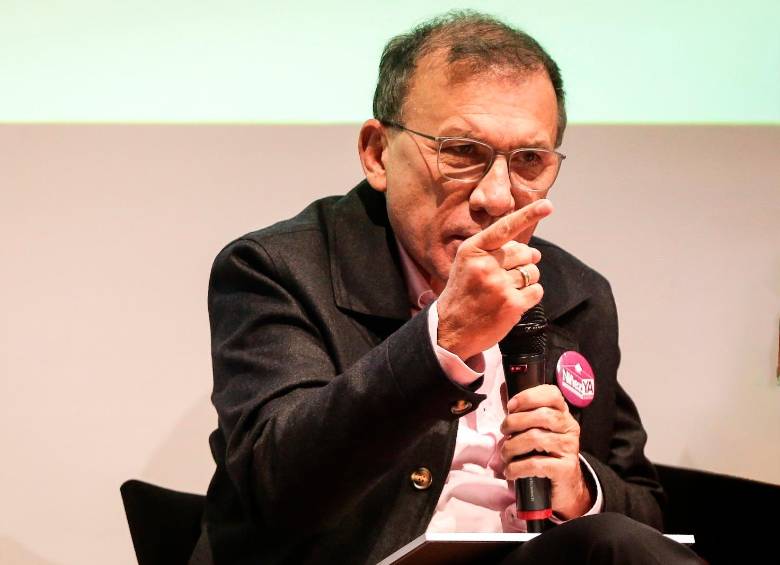Roy Barreras ha publicado varios libros entre los que se destacan La hora de la autonomía, Ideario, Que la paz sea contigo, La fogata sin tiempo, El culo de Antanas y La paz: Dos versiones encontradas, Bailando con la muerte y Te llamaré Kennedy. Foto Colprensa.