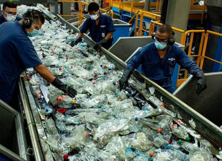 Actualmente Enka, con sede en Girardota, es reconocida como líder en el país del reciclaje de botellas de PET. FOTO Jaime Pérez