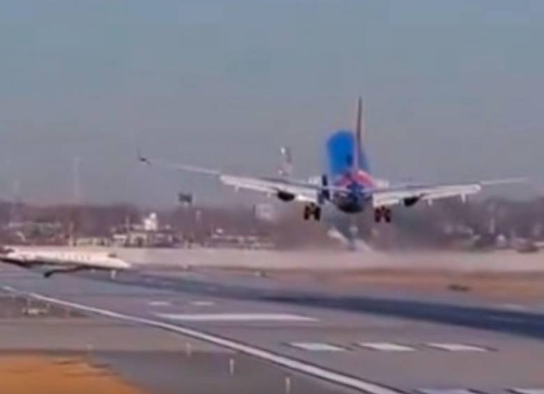 Un avión comercial y un jet privado casi colisionan en el aeropuerto internacional de Chicago, sin embargo, una maniobra de uno de los pilotos evitó una tragedia. Foto: Captura de video