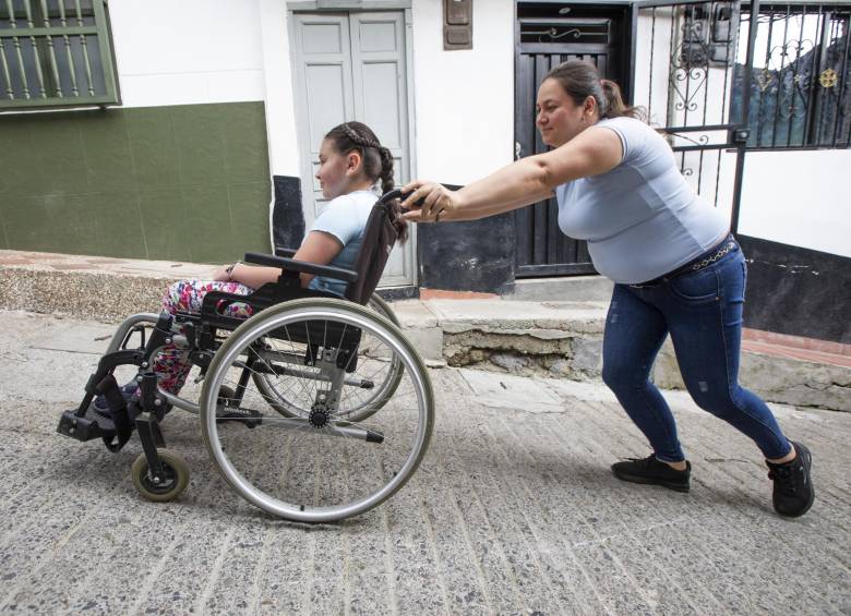 Tatiana Sánchez y su madre que viven en el municipio de San Vicente de Ferrer buscan ayuda para una silla de ruedas eléctrica FOTO: Esneyder Gutiérrez