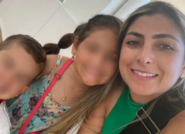 La médica Daniela Hernández Montoya y sus dos hijos, de 4 y 8 años. FOTO: Redes sociales