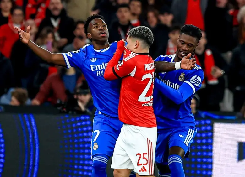 Gianluca Prestianni contra Vinicius luego de la celebración del gol. Foto: Getty Images