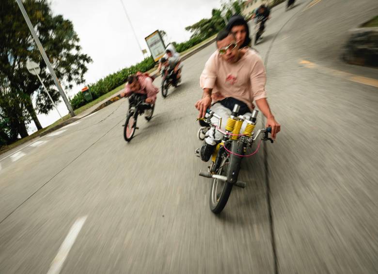 David se hizo famoso en redes sociales por sus fotos de los gravitosos, esos ciclistas que modifican sus bicicletas. FOTO david sánchez 