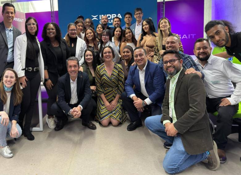 Algunos de los miembros de la primera cohorte junto a los directivos de las entidades vinculadas en el proyecto Academia. FOTO: esneyder gutiérrez