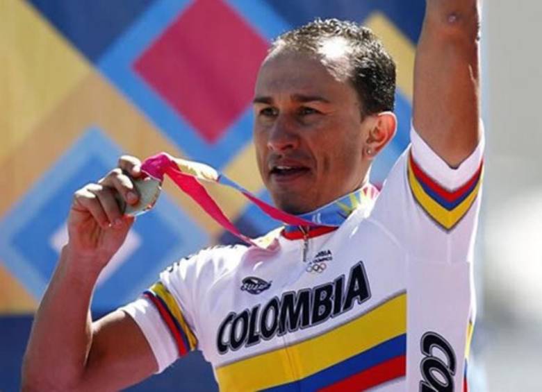Marlos Pérez, siendo medallista de oro en la contrarreloj de los Juegos Panamericanos de Guadalajara en 2011. FOTO: CUENTA DE X @AlfonsoGalanC