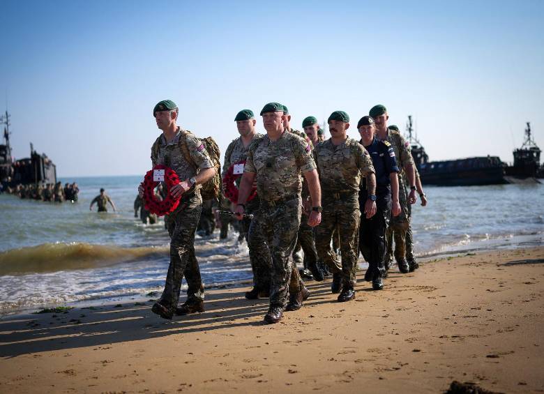 Los Royal Marines del 47 Commando aterrizan en Gold Beach para conmemorar el 80.o aniversario del desembarco del Día D el 6 de junio de 2024 en Asnelles, Francia. FOTO: GETTY