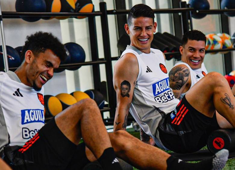 Luis Díaz, James Rodríguez y Mateus Uribe en medio de un entrenamiento con la Selección Colombia. FOTO: FCF