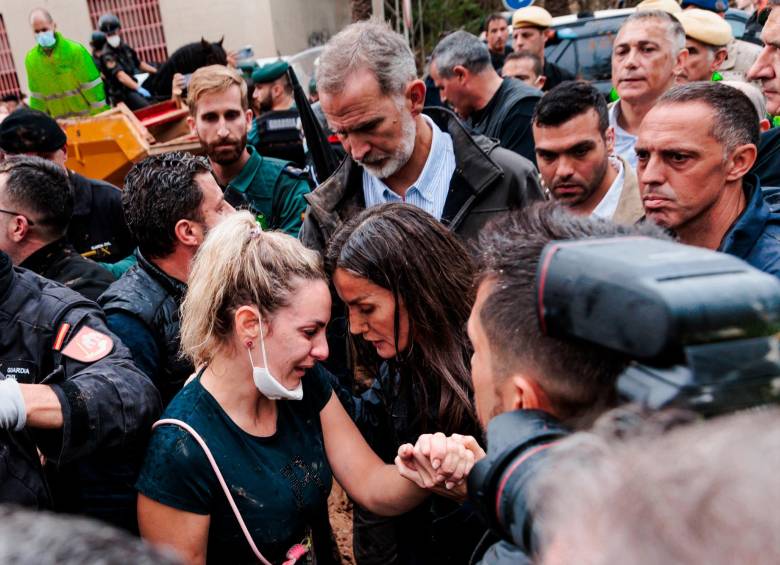 Los reyes en medio de la multitud de personas que les expresaron su rechazo en medio de la tragedia por la DANA. FOTO: Europa Press