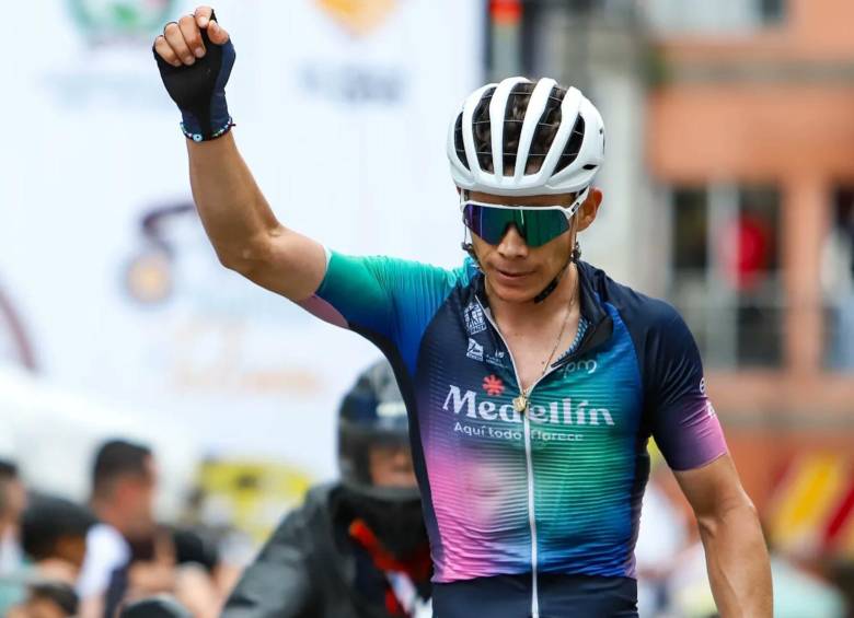 El deportista colombiano contó con detalles lo ocurrido por medio de su perfil de Instagram, en donde narró como fue que los oficiales de la UCI lo buscaron. FOTO: TWITTER @SupermanlopezN