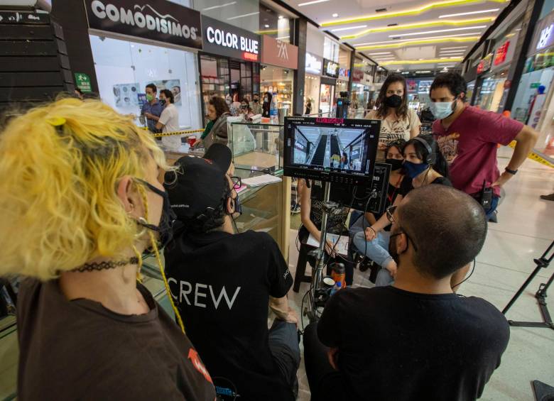 Rodaje de la película Sandra, de la directora paisa Yennifer Uribe, en el centro comercial Mayorca de Sabaneta en 2021 . FOTO el colombiano