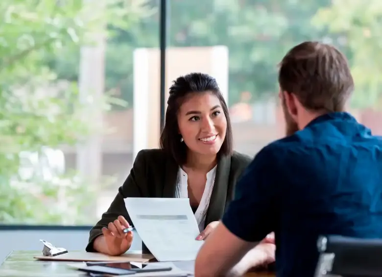 TCL ofrece empleo temporal en Colombia para fin de año con vacantes en ventas y servicio al cliente. FOTO: GETTY