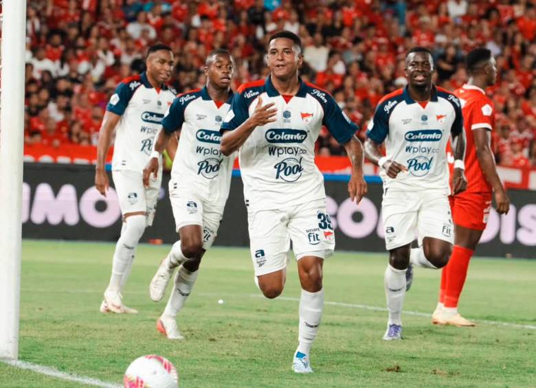 Luis Escorcia anotó el gol del empate parcial del Medellín en Cali. Fue su primera celebración con el cuadro antioqueño, con el que debutó como profesional. Foto: Cortesía DIM 