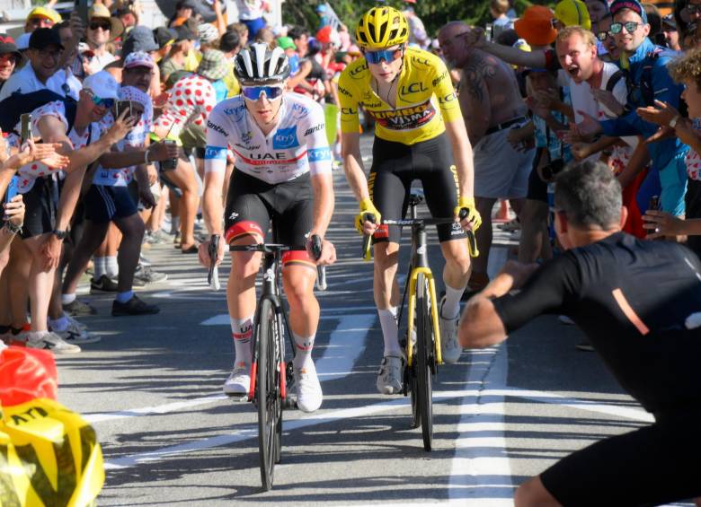 Vingegaard, quien aún no muestra debilidad en el Tour, corre de manera inteligente, siempre a rueda del batallador Pogacar. FOTO EFE