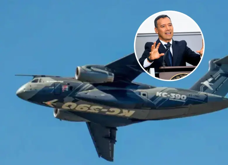 Este es el avión KC 390 para transporte militar, de la firma brasilera Embraer. El Gobierno de Colombia adquirió dos de estas aeronaves. En la foto detalle, el ministro de Defensa, general (r) Pedro Sánchez. FOTO: CORTESÍA @embraer - Colprensa