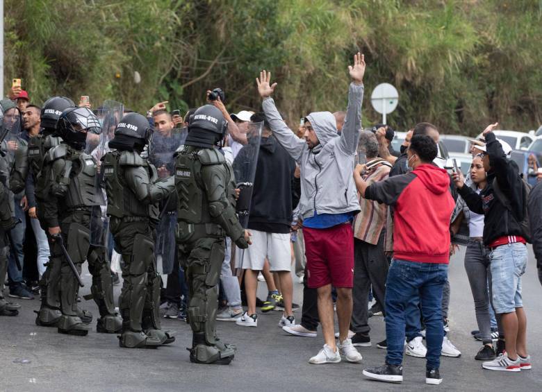 Aunque la protesta fue pacífica, el Esmad hizo presencia para restablecer la movilidad en la vía. FOTO edwin bustamante