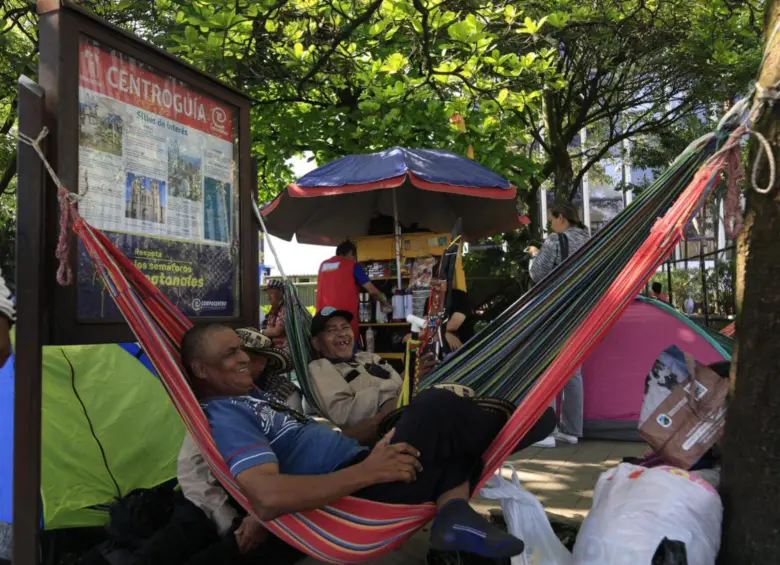 Con carpas y hamacas, los indígenas se han establecido en La Alpujarra. Foto: Camilo Suárez Echeverry