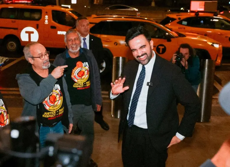 En campaña, Mamdani prometió más control de rentas, guarderías, autobuses gratuitos y tiendas de barrio gestionadas por la ciudad. FOTO: Tomada de X @ZohranKMamdani
