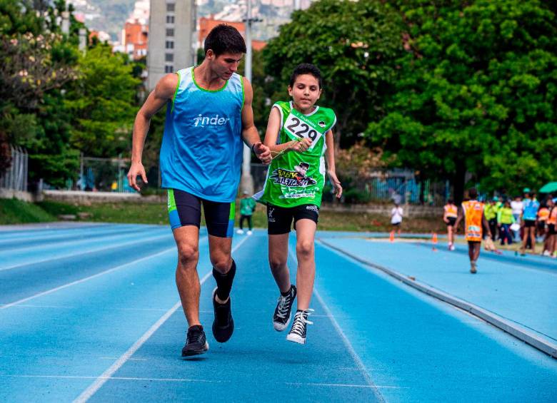 Gabriel Ramírez (azul) guía por primera vez a David Lugo (verde) en una competencia. FOTO Carlos Velásquez