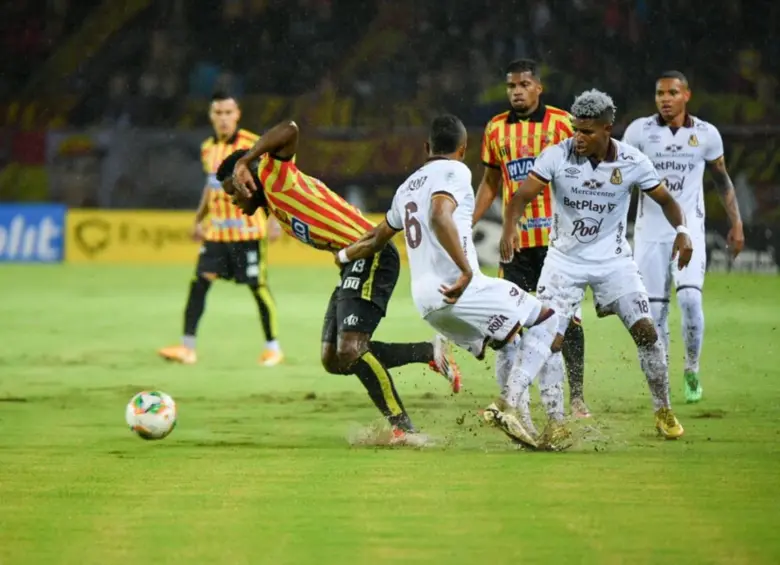 El Deportivo Pereira estaría sancionado inicialmente por tres períodos para fichar jugadores. Foto: Colprensa