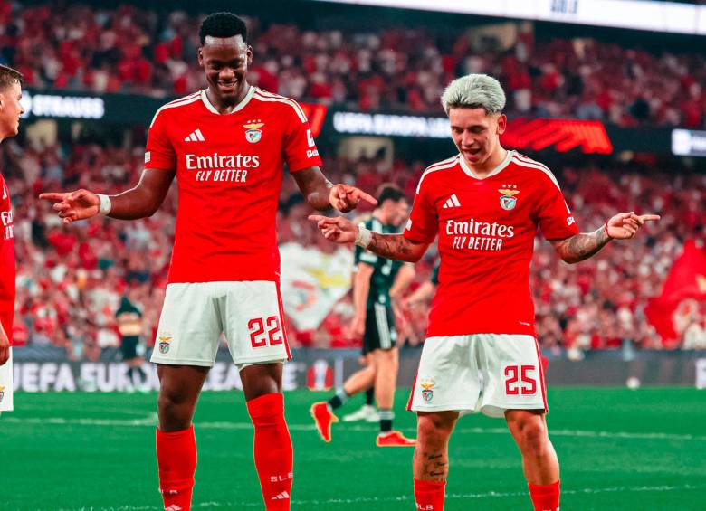 Jhon Jader Durán celebrando junto a Gianluca Prestianni. FOTO: X SLBenfica