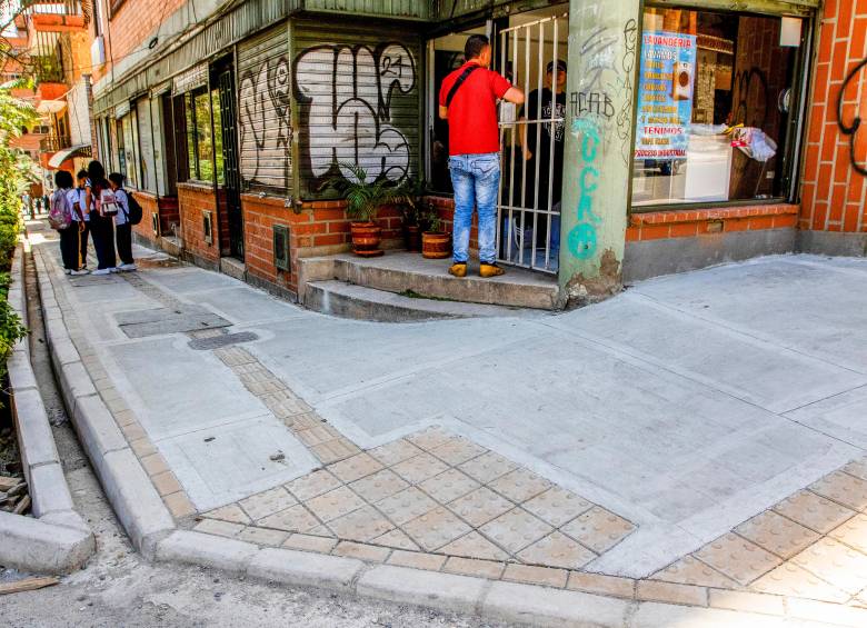 El barrio Bostón, en La Candelaria, es uno de los priorizados en las obras de construcción de andenes, pero las personas con discapacidad ven con preocupación que no los van a poder usar. FOTO el colombiano