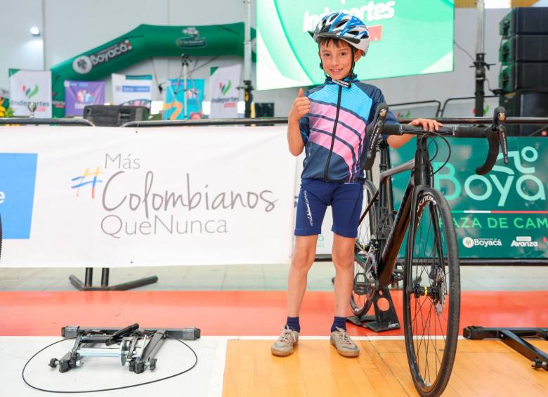 Los niños de Boyacá que hacen parte de las Escuelas Deportivas recibieron dotación para que continúen formándose. FOTO CORTESÍA MINISTERIO