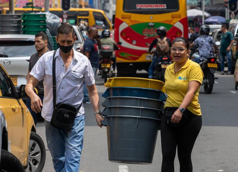 Muchos ciudadanos se aprestan para los cortes adquiriendo baldes para almacenar agua. FOTO: EL COLOMBIANO.