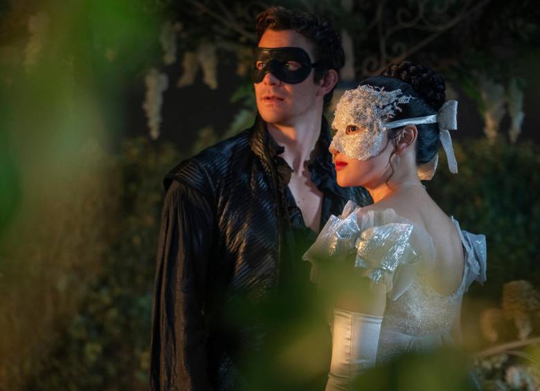 Luke Thompson y Yerin Ha, los protagonitas de Bridgerton. Para esa máscara de Yerin (quien interpreta a Sophie) se moldeó su rostro y se hicieron 5 muestras diferentes. FOTO Cortesía Netflix