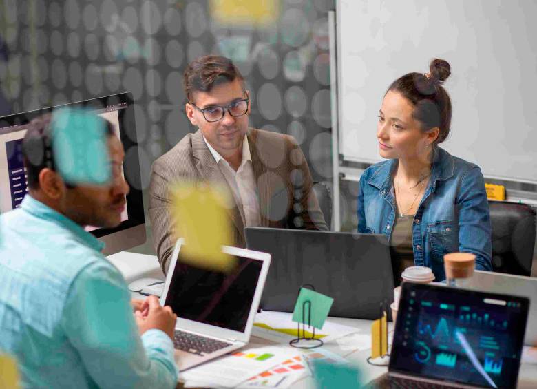 La adopción de IA y la apertura al talento global están redefiniendo el futuro de las PyMEs en Colombia. FOTO: Cortesía DEEL