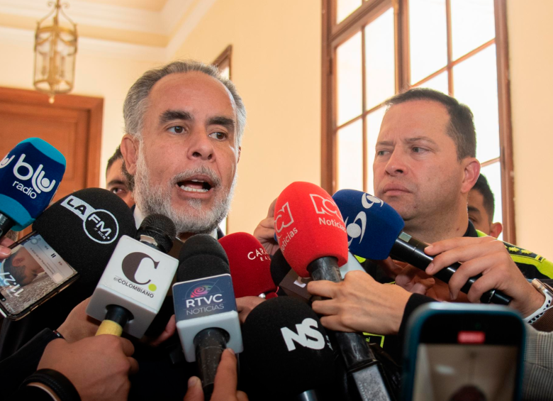 Benedetti (izquierda) y en general Triana (derecha) se comprometieron a reforzar la seguridad de todos los precandidatos con miras a las elecciones de 2026. FOTO: Prensa MinInterior