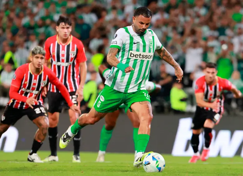 Edwin Cardona, volante creativo de Nacional en el cobro de uno de los penales errados. FOTO MANUEL SALDARRIAGA
