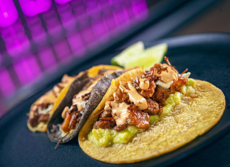 La bolera brinda una oferta de nachos, fajitas, hamburguesas, papas americanas, mix de frituras, picadas, palitos de queso y diferentes platos para compartir. Foto: CORTESÍA.