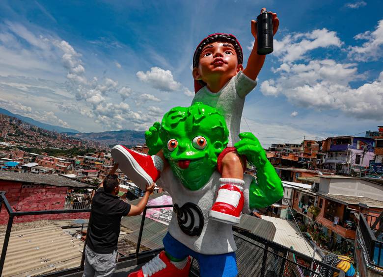 Sueños a Color unió el trabajo artístico de La Plaga Invade con el de Alejo 3D. Ambos esperan hacer más de estas esculturas a lo largo de la ciudad. FOTO Manuel Saldarriaga