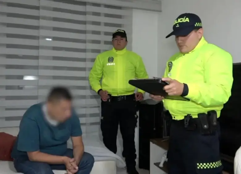 Juan Carlos Naranjo Becerra, alias El Ilusionista, en medio de su captura por parte de las autoridades. FOTO: Policía Nacional y Fiscalía General de la Nación