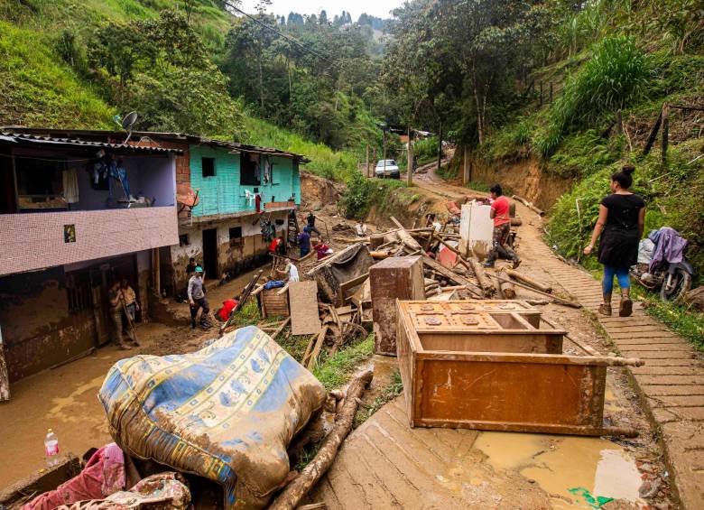 La comunidad de la vereda La Valeria, donde hay varias familias venezolanas y otras víctimas del conflicto armado en Colombia, sufrió el sábado los rigores del invierno. FOTO carlos velásquez