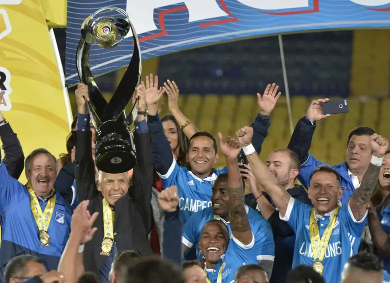 Miguel Ángel Russo levantando el trofeo de la liga junto con los jugadores de Millonarios en 2017. FOTO: Getty