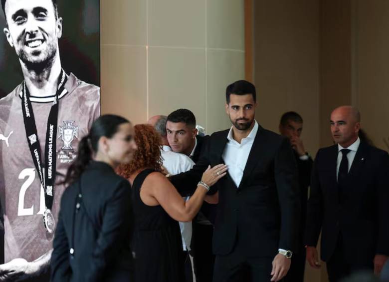 Cristiano Ronaldo abrazando al papá de Diogo Jota. FOTO: AFP