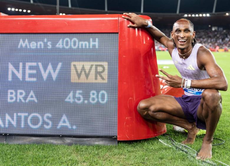 El brasileño Alison Dos Santos celebra en Zúrich su récord mundial de 45,80 segundos en los 400 metros vallas, con el que destronó al noruego Karsten Warholm. FOTO @ligadediamante